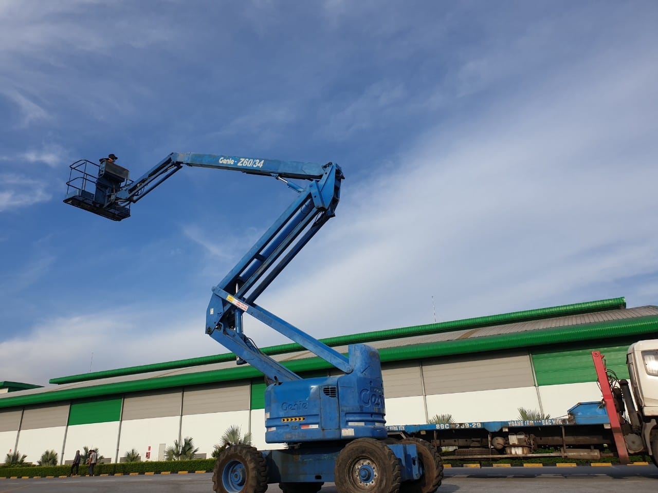 Boom Lift Chạy Điện Và Chạy Dầu – So Sánh Ưu Nhược Điểm
