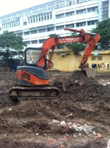 bao-gia-may-xuc-tai-cam-pha