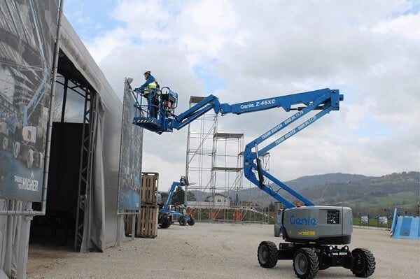 xe-nang-nguoi-lam-viec-tren-cao-quang-ninh